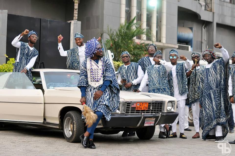 Jeunes hommes en tenues bamiléké lors d’un mariage