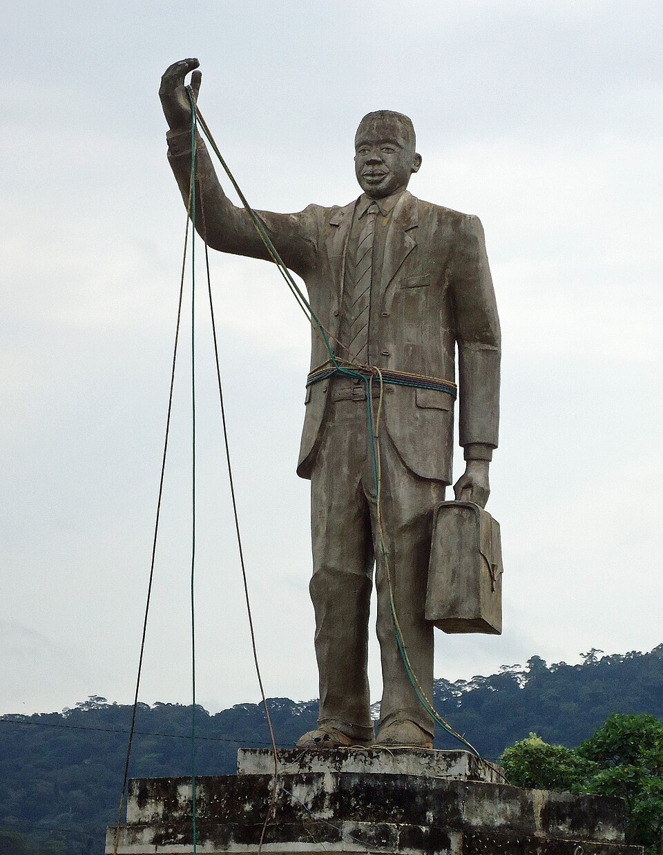 Monument représentant Ruben Um Nyobè à Éséka