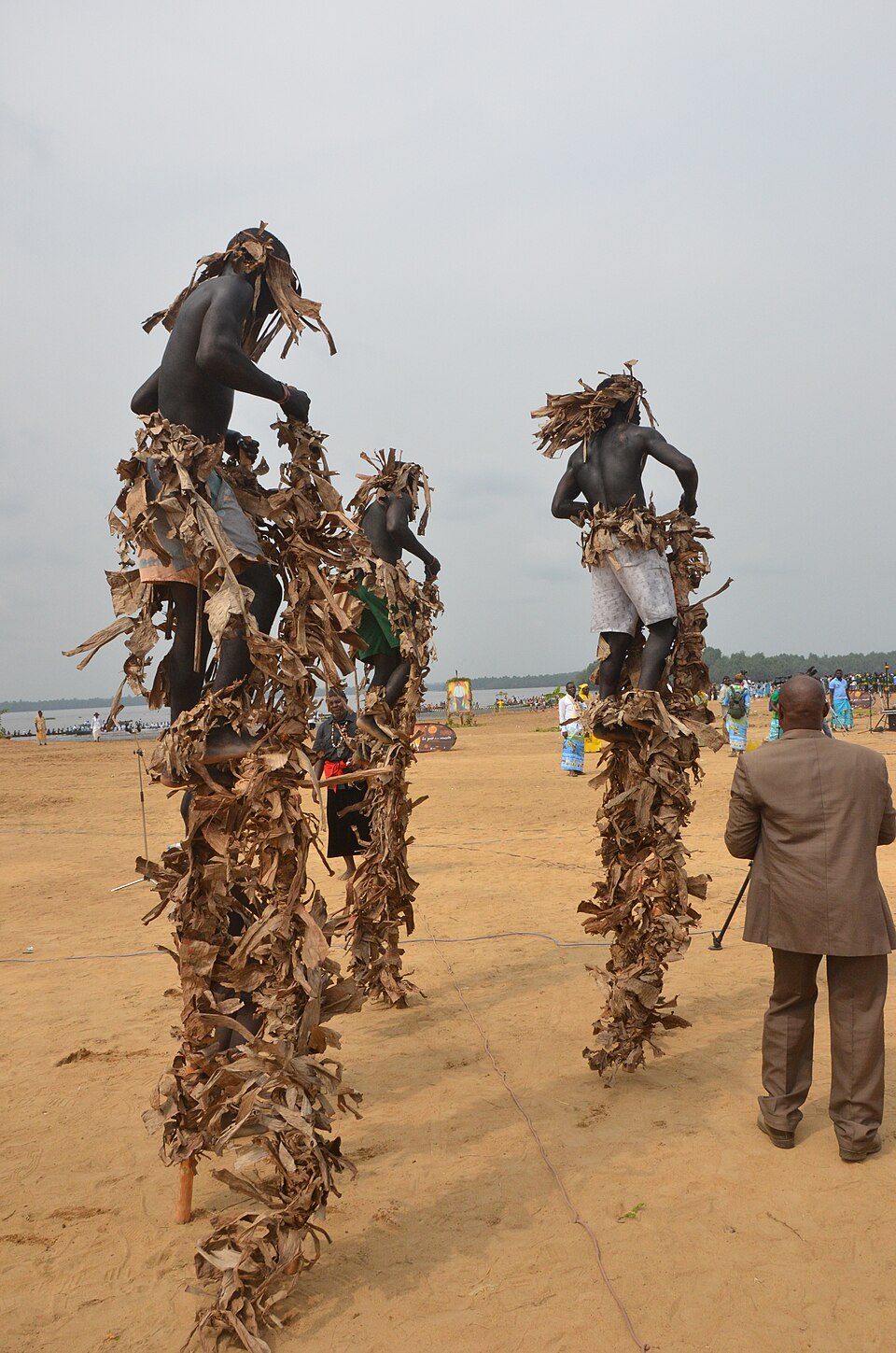 Participants sur échasses lors des activités du Ngondo sur les berges du Wouri, photographiés par Photokadaffi