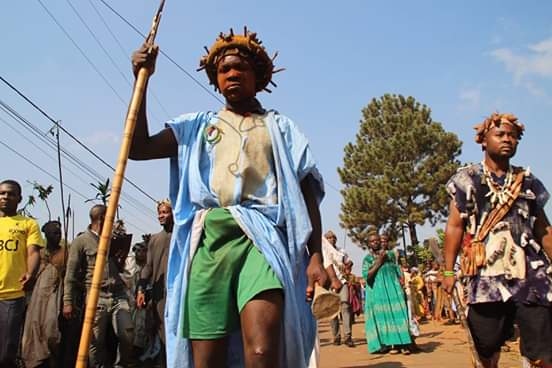 Participants à une parade du Nguon à Foumban