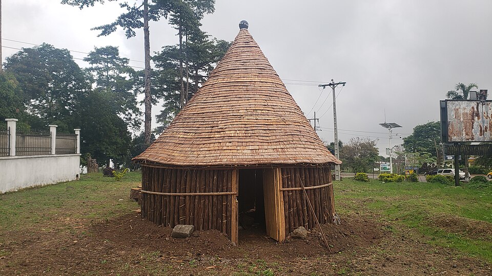 Maison traditionnelle bakweri au toit conique, photographiée en 2022