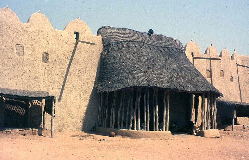 Bâtiments du palais de Rey-Bouba, photographiés en janvier 1974