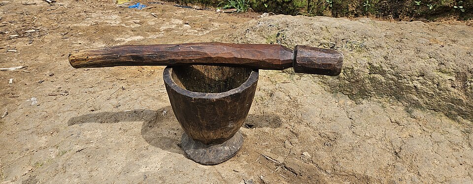 Mortier et pilon en bois documentés comme gbaya à Garoua-Boulaï, région de l’Est