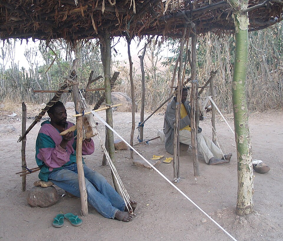 Hommes kapsiki au travail sur des métiers à tisser à Rhumsiki