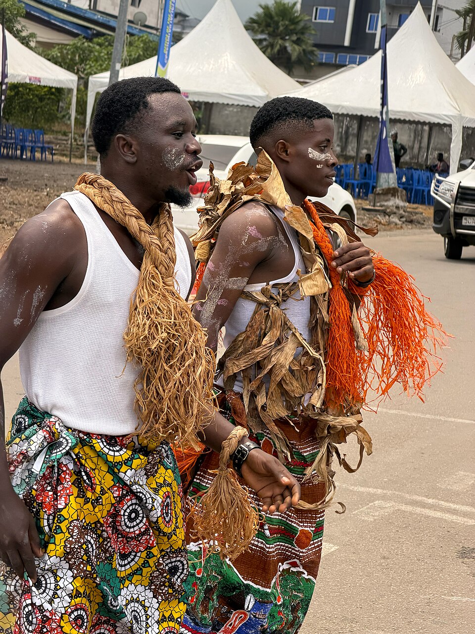 Deux participants documentés comme danseurs Oroko au Southwest Festival of Culture