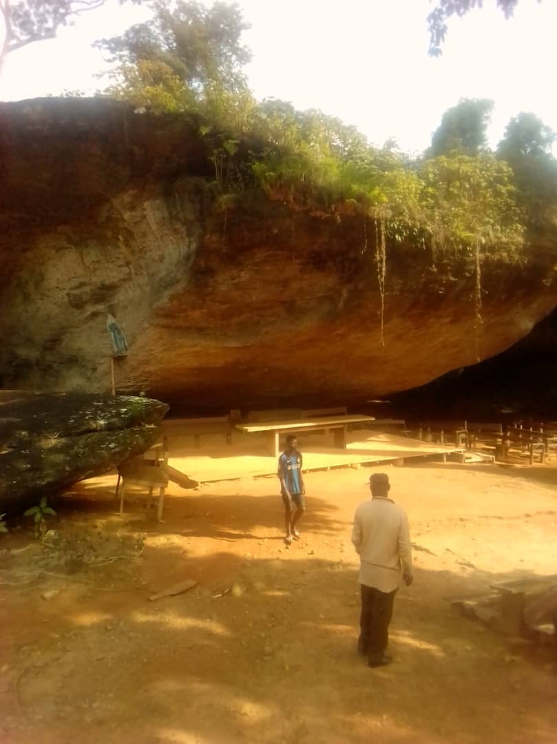Façade de la grotte poussiéreuse d’Akok-Bekoé